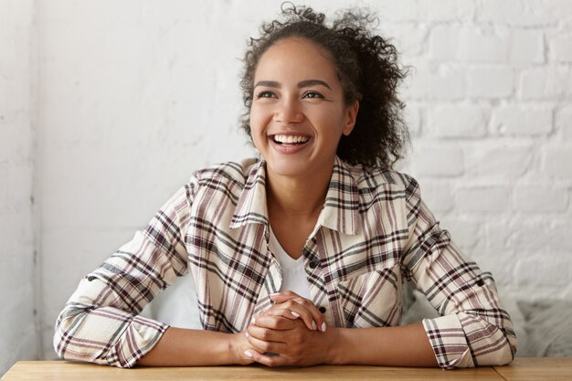 Mujer hermosa en un café