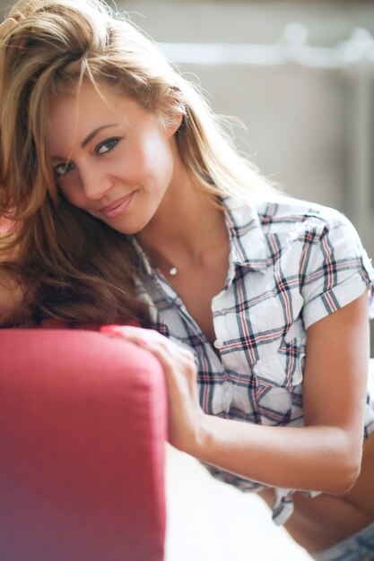 Mujer hermosa en casa