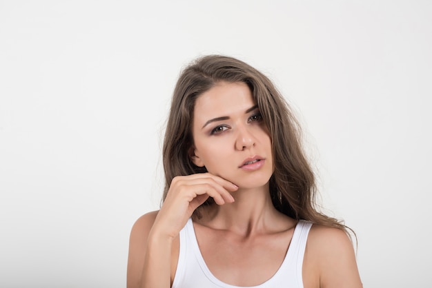 Mujer hermosa con el cuerpo sano en el fondo blanco