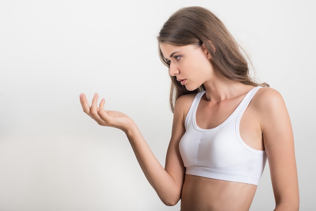 Mujer hermosa con el cuerpo sano en el fondo blanco