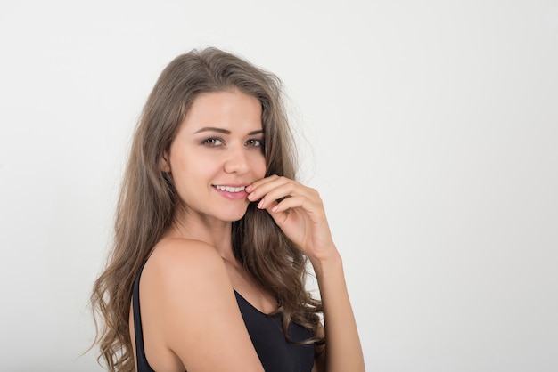 Mujer hermosa con el cuerpo sano en el fondo blanco