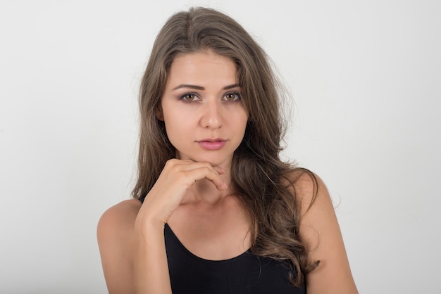 Mujer hermosa con el cuerpo sano en el fondo blanco