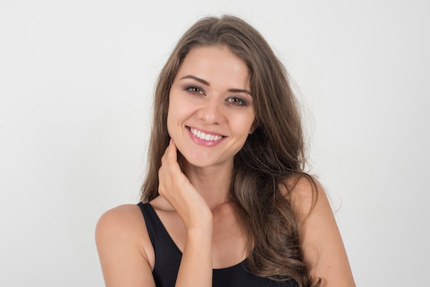 Mujer hermosa con el cuerpo sano en el fondo blanco