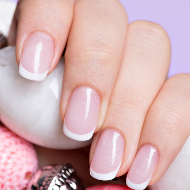 Foto gratuita uñas de mujer hermosa con hermosa manicura blanca francesa