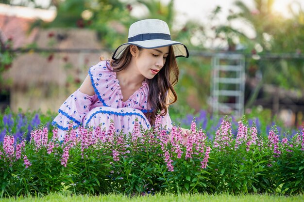 Mujer hermosa en un jardín de flores.