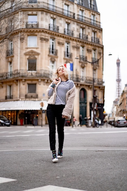 Mujer hermosa joven al aire libre en París. Concepto de viaje. Fotos divertidas