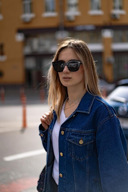 Mujer hermosa joven camina por la ciudad en Europa, foto de la calle, mujer posando en el centro de la ciudad