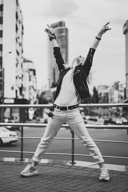 Mujer hermosa joven camina por la ciudad en Europa, foto de la calle, mujer posando en el centro de la ciudad