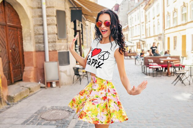 Mujer hermosa joven caminando en la calle de la ciudad vieja