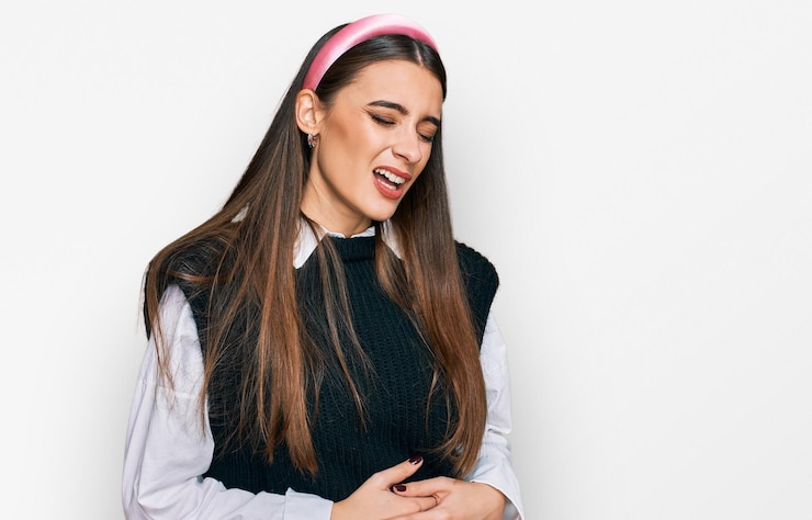 Foto gratuito mujer hermosa joven con camisa blanca casual con la mano en el estómago porque la enfermedad dolorosa de las náuseas siente el concepto de dolor de malestar