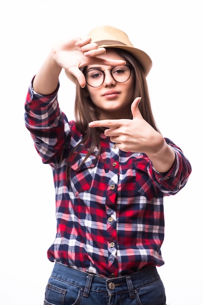 Mujer hermosa joven con camiseta a rayas de pie sobre blanco sonriendo haciendo marco