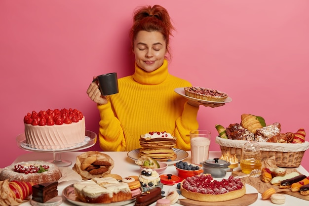 Foto gratuita mujer hermosa joven disfrutando de una cena saludable