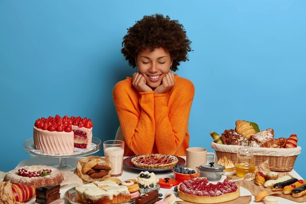 Mujer hermosa joven disfrutando de una cena saludable