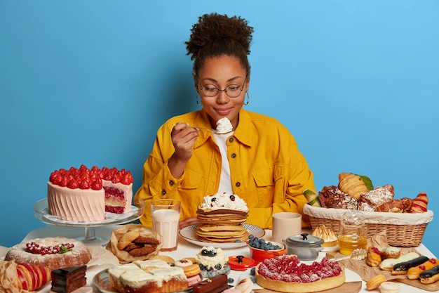 Foto gratuita mujer hermosa joven disfrutando de una cena saludable