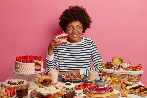 Mujer hermosa joven disfrutando de una cena saludable