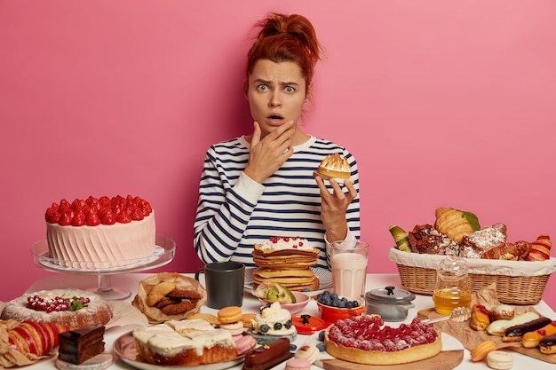 Mujer hermosa joven disfrutando de una cena saludable