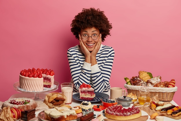 Foto gratuita mujer hermosa joven disfrutando de una cena saludable