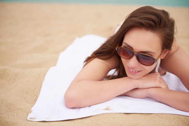 Foto gratuita mujer hermosa joven divirtiéndose en la playa