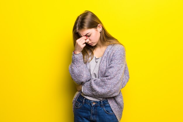 Mujer hermosa joven con dolor de cabeza aislado.