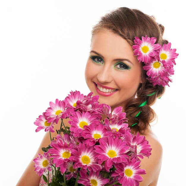 Mujer hermosa joven con flores en el pelo