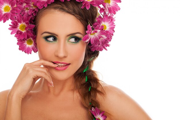 Mujer hermosa joven con flores en el pelo