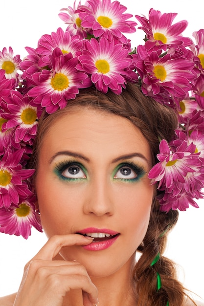 Mujer hermosa joven con flores en el pelo