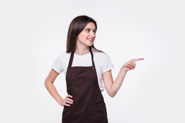 Mujer hermosa joven con guantes limpios y apuntando hacia el lado