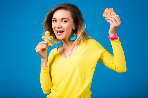 Mujer hermosa joven inconformista, comiendo galletas