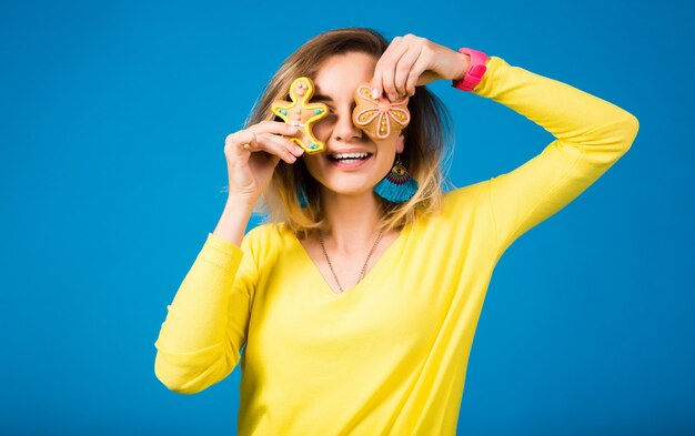 Mujer hermosa joven inconformista, comiendo galletas