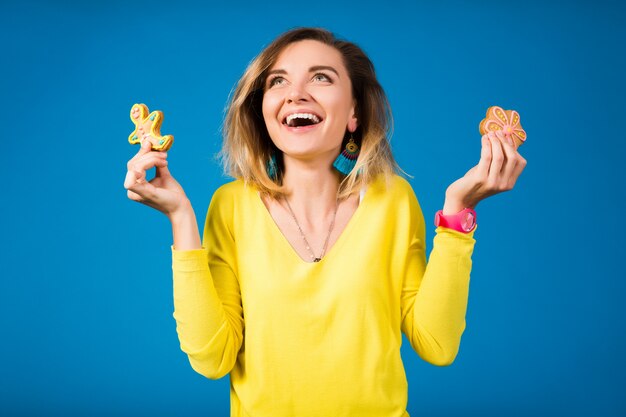 Mujer hermosa joven inconformista, comiendo galletas