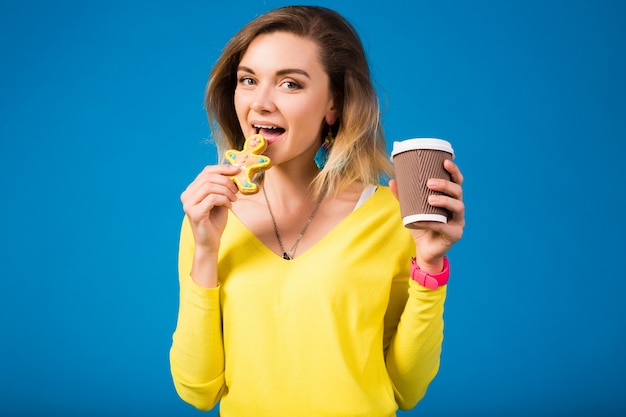 Mujer hermosa joven inconformista, comiendo galletas