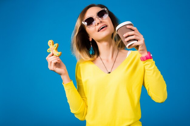 Mujer hermosa joven inconformista, comiendo galletas