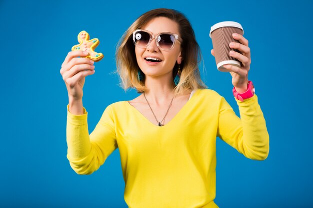 Mujer hermosa joven inconformista, comiendo galletas