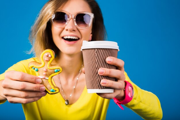 Mujer hermosa joven inconformista, comiendo galletas