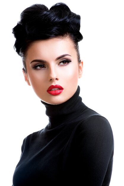 Mujer hermosa joven con lápiz labial rojo. Modelo de glamour con maquillaje brillante posando.