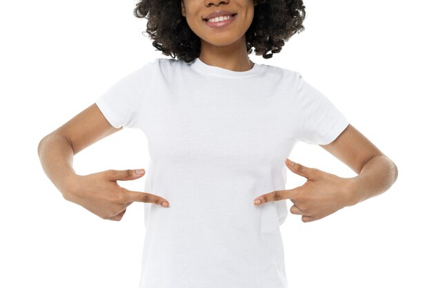 Mujer hermosa y joven con maqueta de camisa