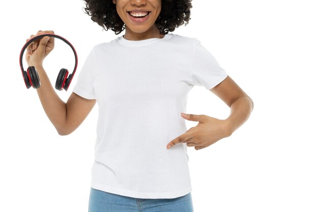 Mujer hermosa y joven con maqueta de camisa