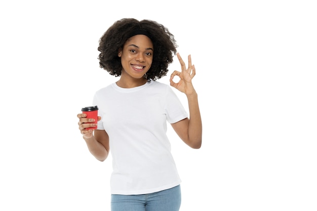 Mujer hermosa y joven con maqueta de camisa