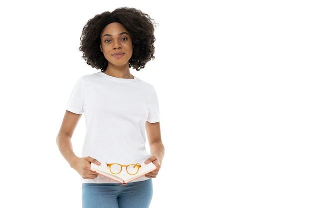 Mujer hermosa y joven con maqueta de camisa