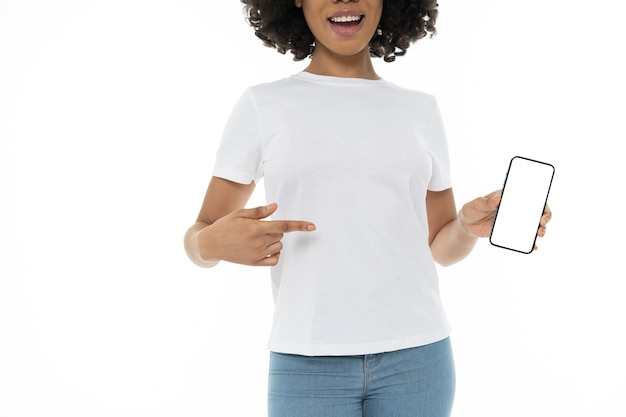 Foto gratuita mujer hermosa y joven con maqueta de camisa