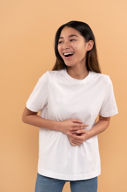 Mujer hermosa y joven con maqueta de camisa