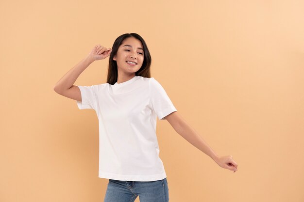 Mujer hermosa y joven con maqueta de camisa