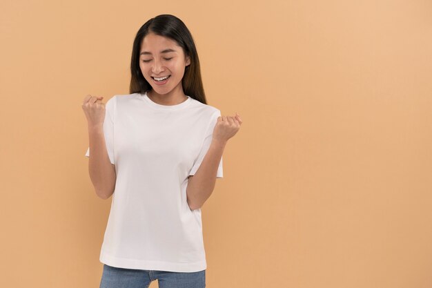 Mujer hermosa y joven con maqueta de camisa