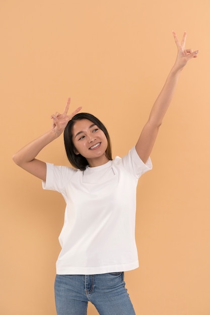 Mujer hermosa y joven con maqueta de camisa