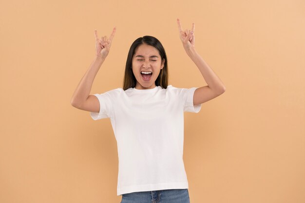 Mujer hermosa y joven con maqueta de camisa