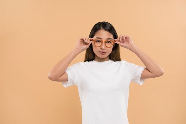 Foto gratuita mujer hermosa y joven con maqueta de camisa