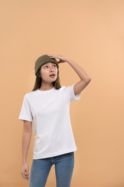 Mujer hermosa y joven con maqueta de camisa