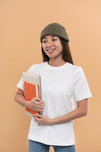 Mujer hermosa y joven con maqueta de camisa