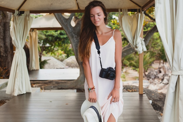 Foto gratuita mujer hermosa joven natural en vestido pálido posando en marquesina, vacaciones tropicales,