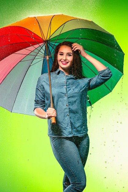 Foto gratuita mujer hermosa joven con un paraguas.